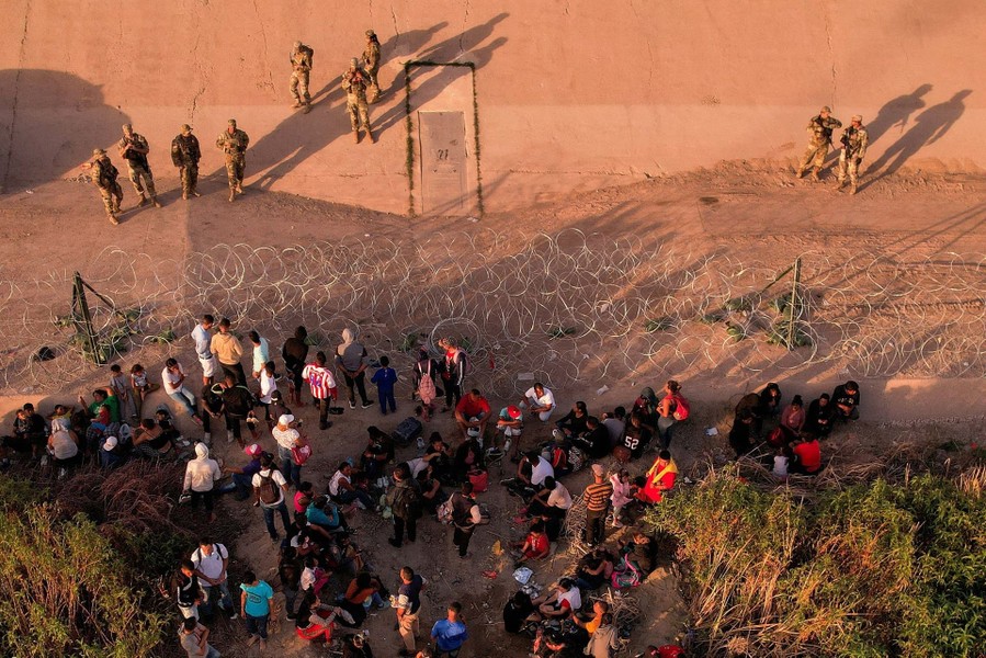 Cảnh người rồng rắn, xếp hàng dài trăm mét để vượt biên giới Mexico vào Mỹ - Ảnh 14.