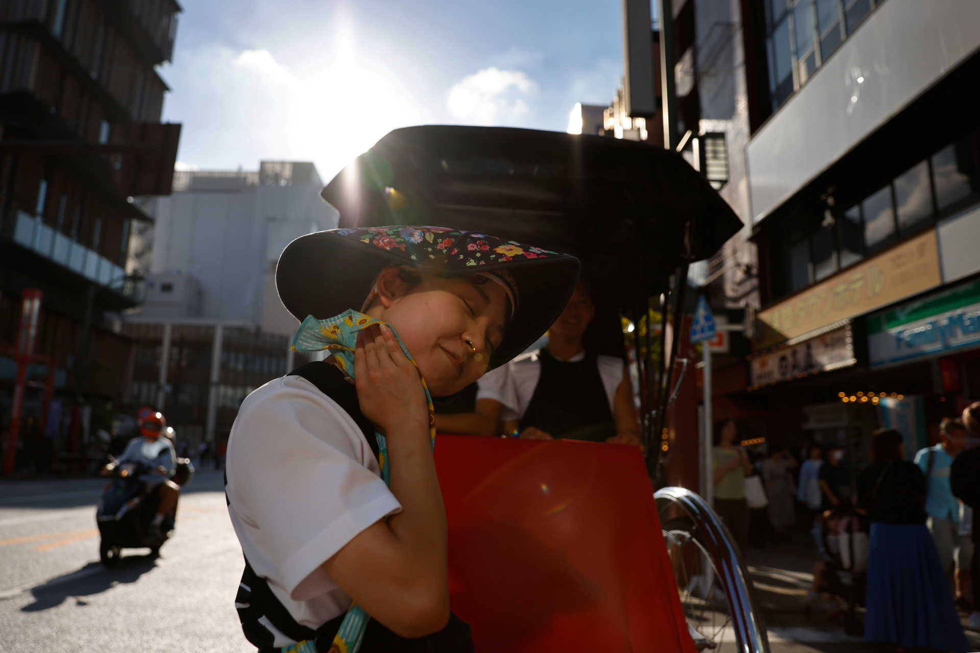 Hình ảnh các cô gái tuổi đôi mươi kéo xe nặng cả trăm kg ở Nhật Bản - Ảnh 5.