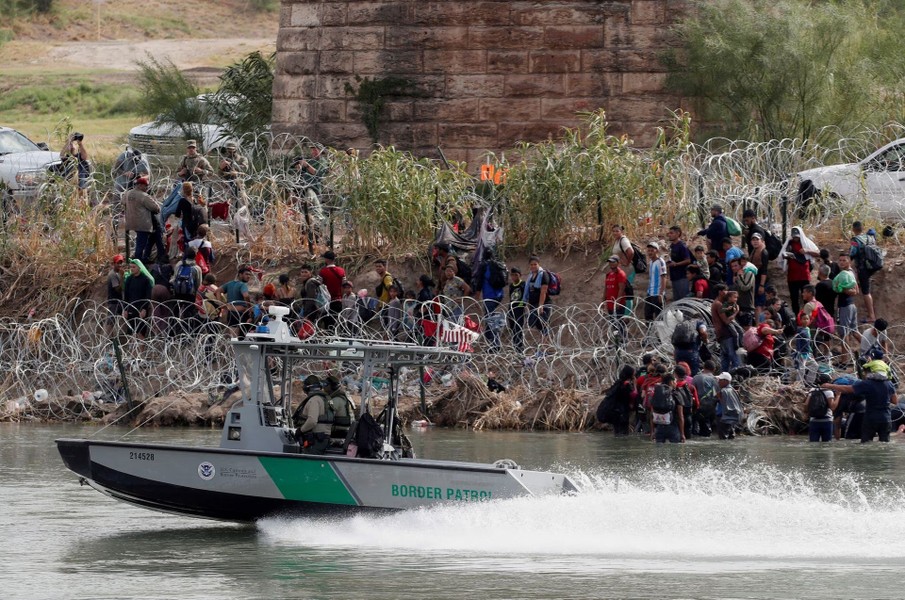Cảnh người rồng rắn, xếp hàng dài trăm mét để vượt biên giới Mexico vào Mỹ - Ảnh 4.