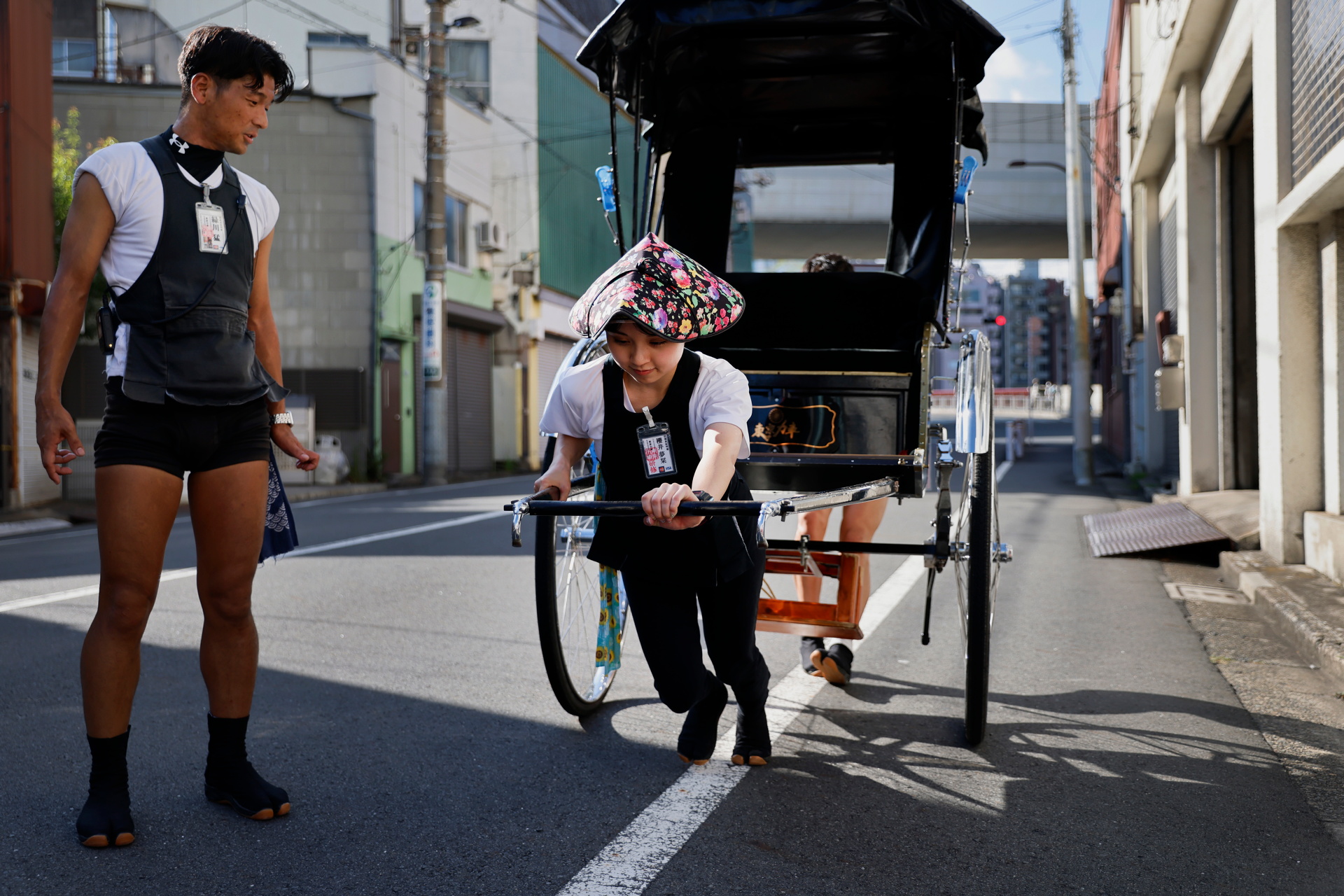Hình ảnh các cô gái tuổi đôi mươi kéo xe nặng cả trăm kg ở Nhật Bản - Ảnh 6.