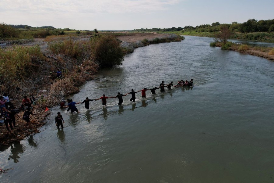 Cảnh người rồng rắn, xếp hàng dài trăm mét để vượt biên giới Mexico vào Mỹ - Ảnh 6.