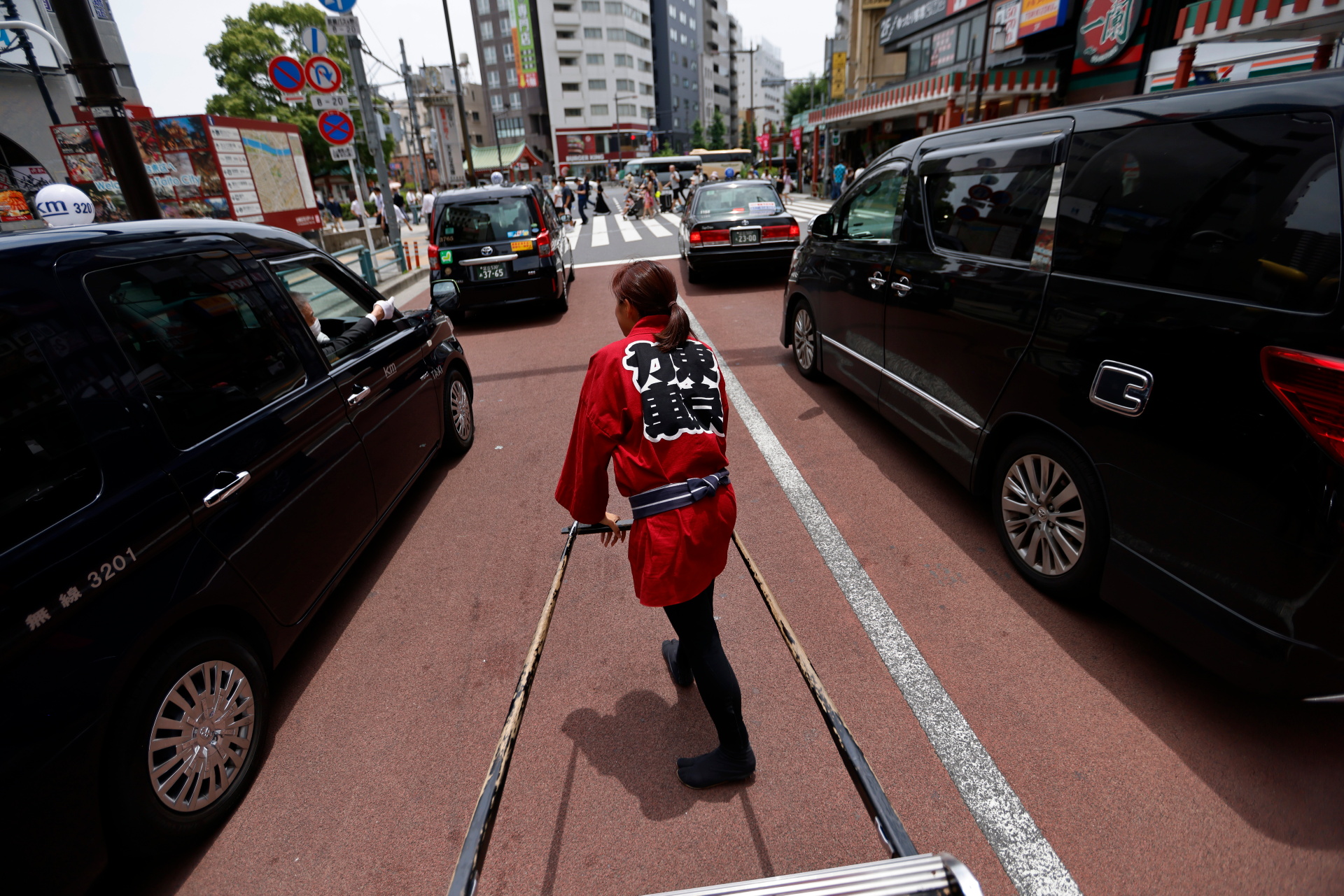 Hình ảnh các cô gái tuổi đôi mươi kéo xe nặng cả trăm kg ở Nhật Bản - Ảnh 9.