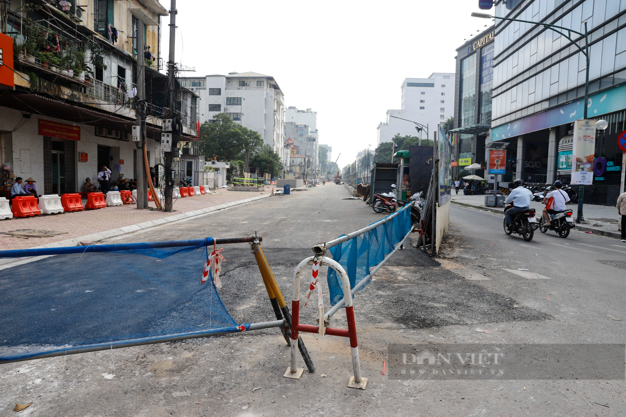 Ga ngầm S12 metro Nhổn - ga Hà Nội vẫn chưa hoàn trả mặt đường - Ảnh 1.