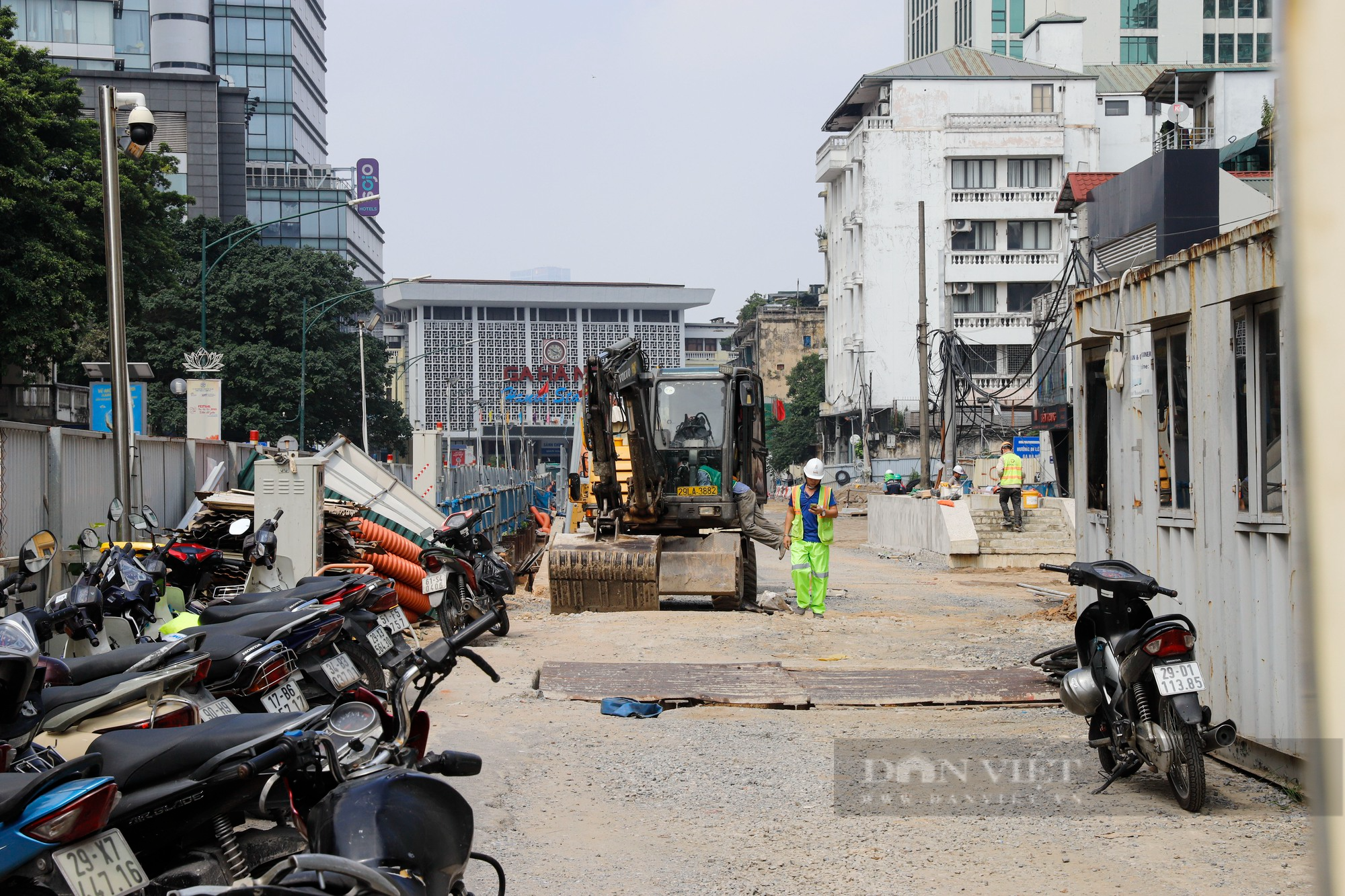 Ga ngầm S12 metro Nhổn - ga Hà Nội vẫn chưa hoàn trả mặt đường - Ảnh 3.