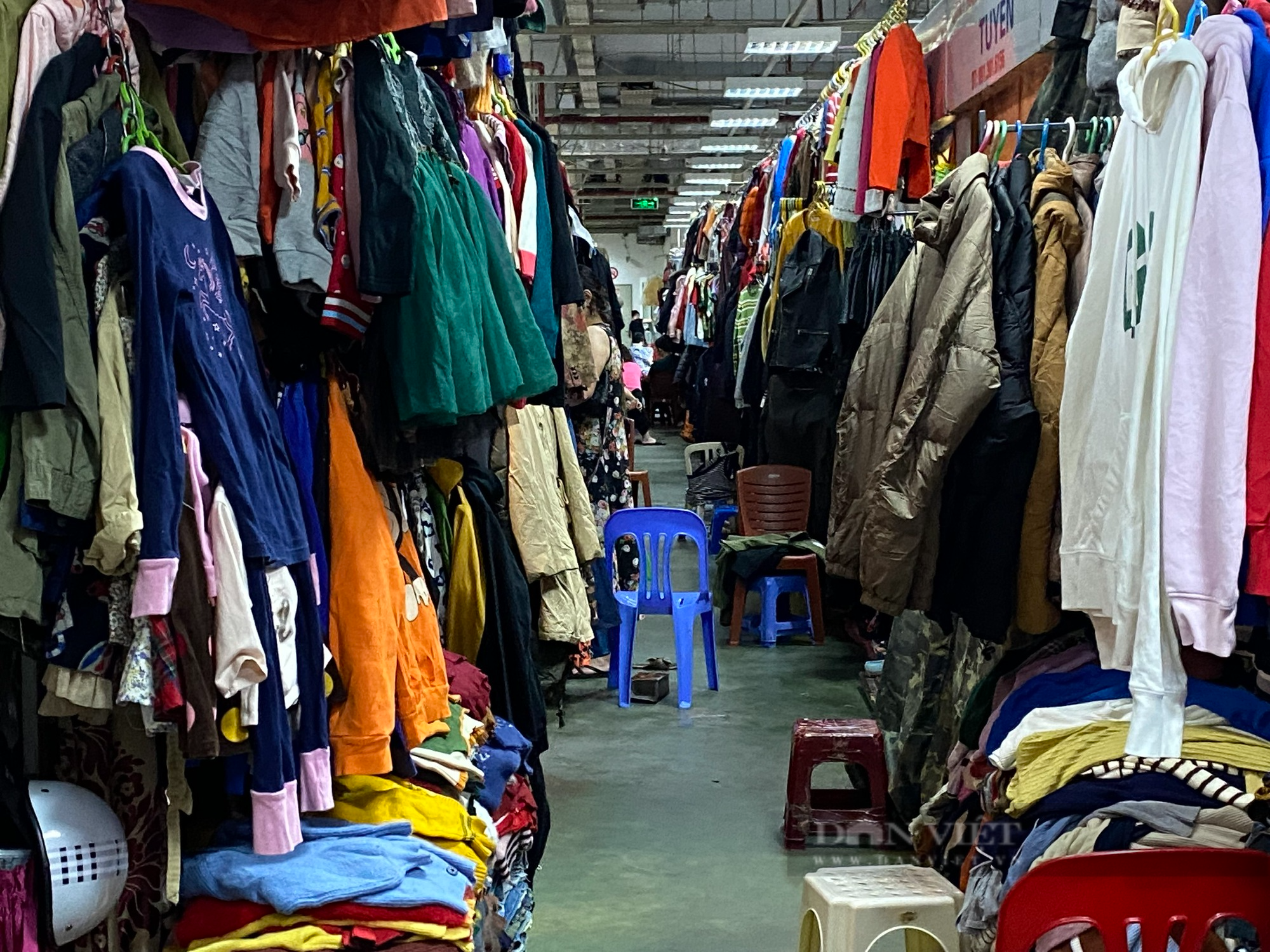 Khu chợ nổi tiếng tại trung tâm Thủ đô ế ẩm, tiểu thương ngồi đan len, lướt điện thoại - Ảnh 3.