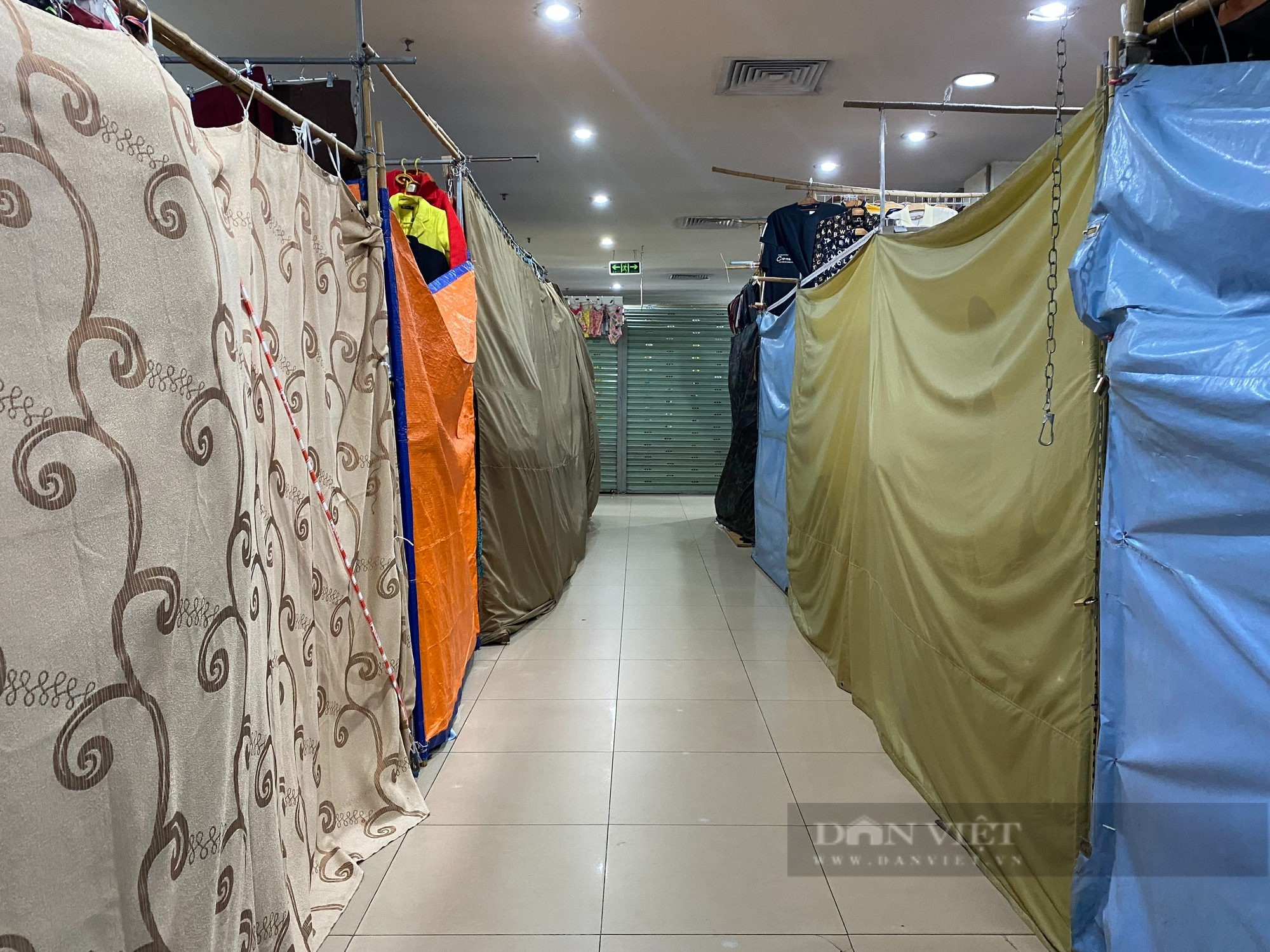 Khu chợ nổi tiếng tại trung tâm Thủ đô ế ẩm, tiểu thương ngồi đan len, lướt điện thoại - Ảnh 4.