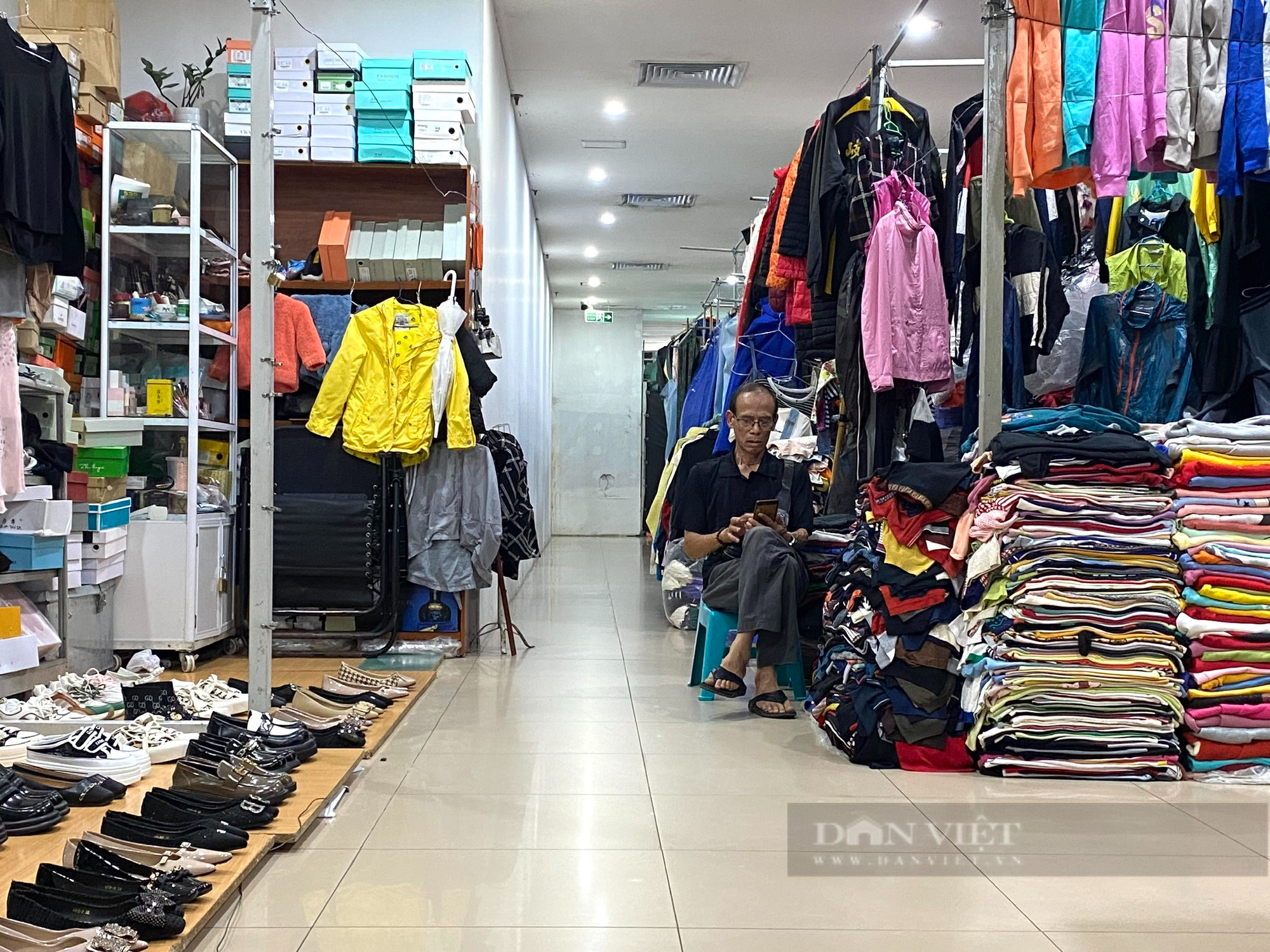 Khu chợ nổi tiếng tại trung tâm Thủ đô ế ẩm, tiểu thương ngồi đan len, lướt điện thoại - Ảnh 5.