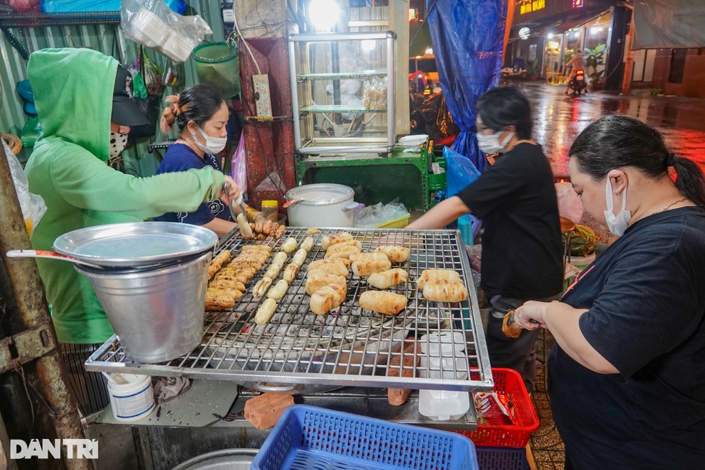 Tiệm chuối nướng doanh thu 20 triệu đồng/ngày, khách Tây đội mưa chờ mua - Ảnh 4.