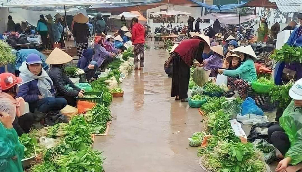 Kể chuyện làng: Chợ quê, hoài niệm về tuổi thơ gian khó - Ảnh 3.