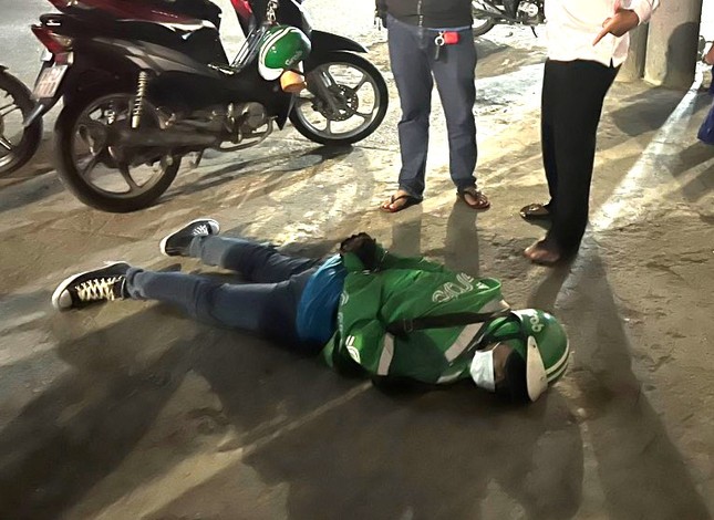 Gã xe ôm hiếp dâm cô gái rồi cướp tài sản lúc rạng sáng ở KCN Sóng Thần 2 lãnh án - Ảnh 2.