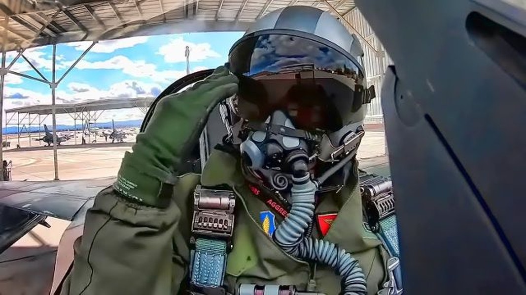 Phi công Ukraine hé lộ về trải nghiệm đầu tiên với tiêm kích F-16 của Mỹ - Ảnh 2.