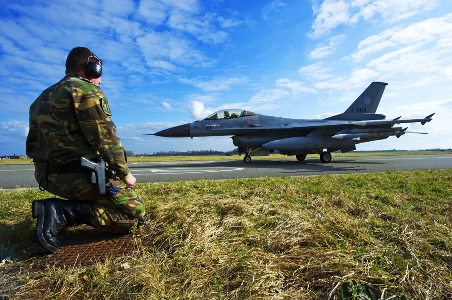 Phi công Ukraine hé lộ về trải nghiệm đầu tiên với tiêm kích F-16 của Mỹ - Ảnh 3.