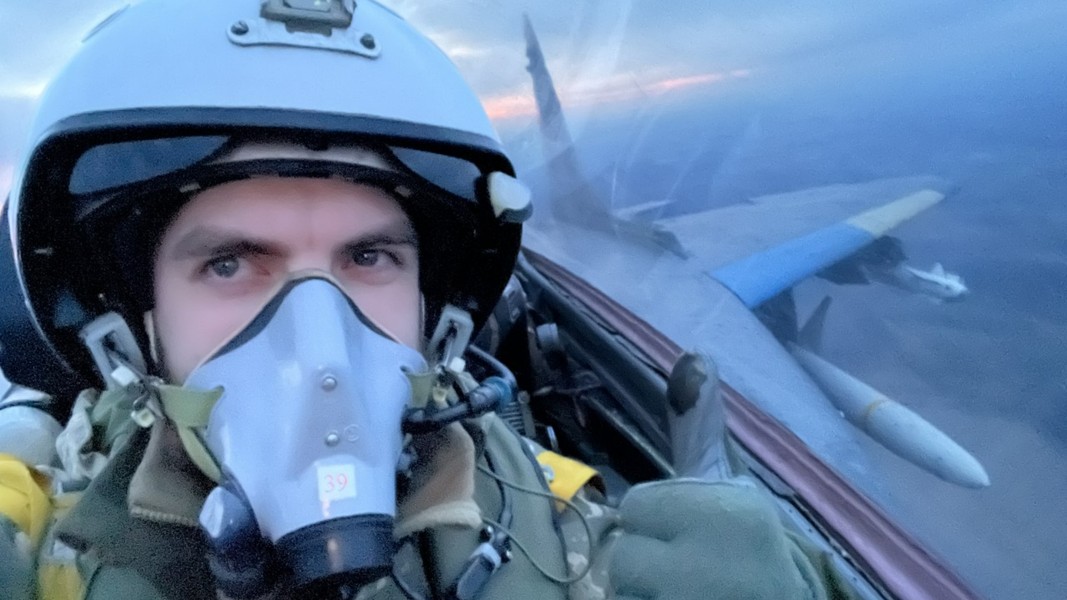 Phi công Ukraine hé lộ về trải nghiệm đầu tiên với tiêm kích F-16 của Mỹ - Ảnh 4.
