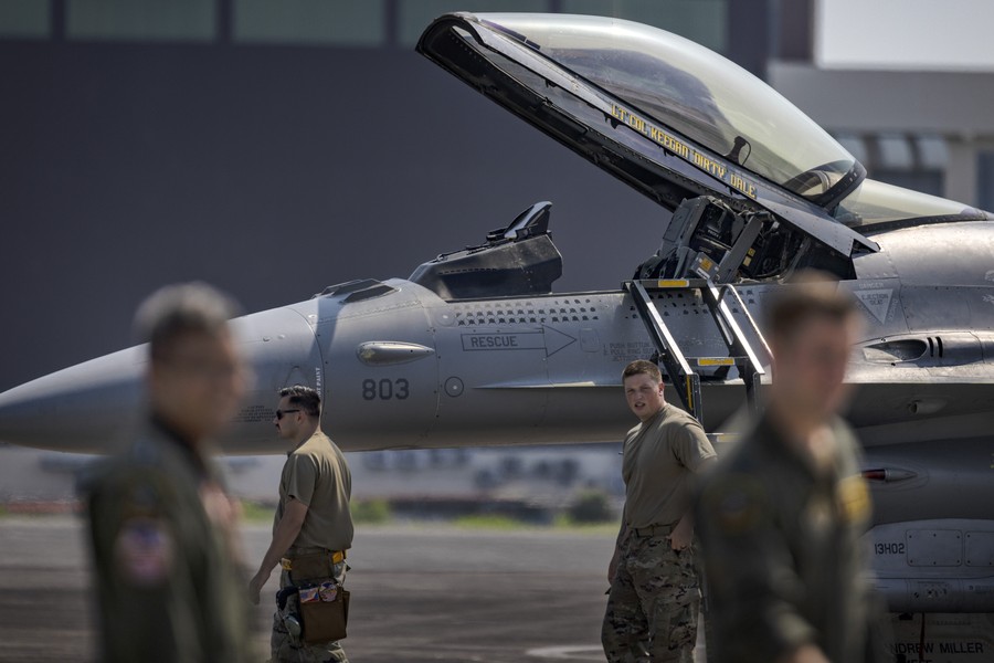 Phi công Ukraine hé lộ về trải nghiệm đầu tiên với tiêm kích F-16 của Mỹ - Ảnh 6.