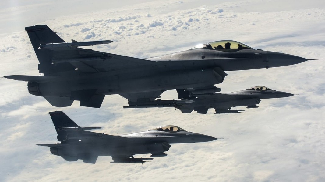 Phi công Ukraine hé lộ về trải nghiệm đầu tiên với tiêm kích F-16 của Mỹ - Ảnh 8.