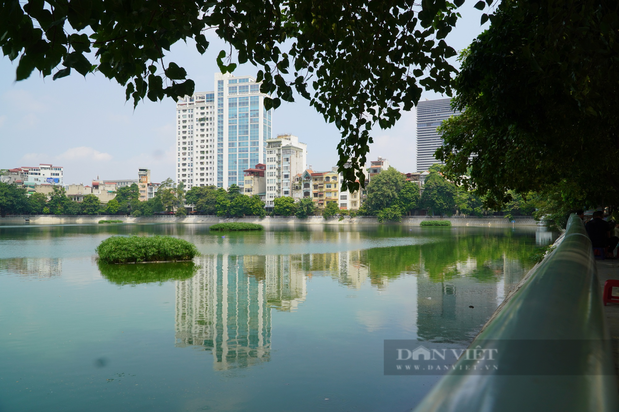 Hồ Xã Đàn nhìn ra sao khi &quot;khoác áo mới&quot; trị giá hơn 25 tỷ đồng ở quận Đống Đa - Ảnh 1.