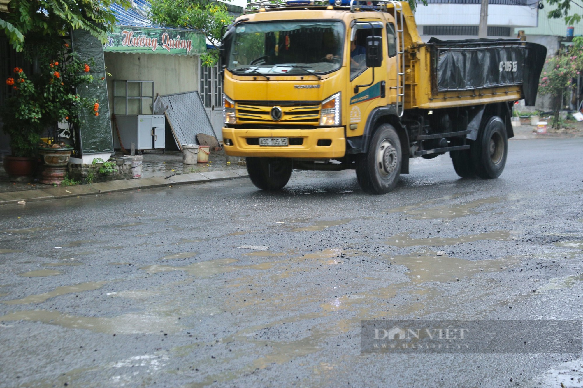 Xe quá tải ngang nhiên chạy vào đường cấm, người dân &quot;chịu trận&quot; - Ảnh 2.