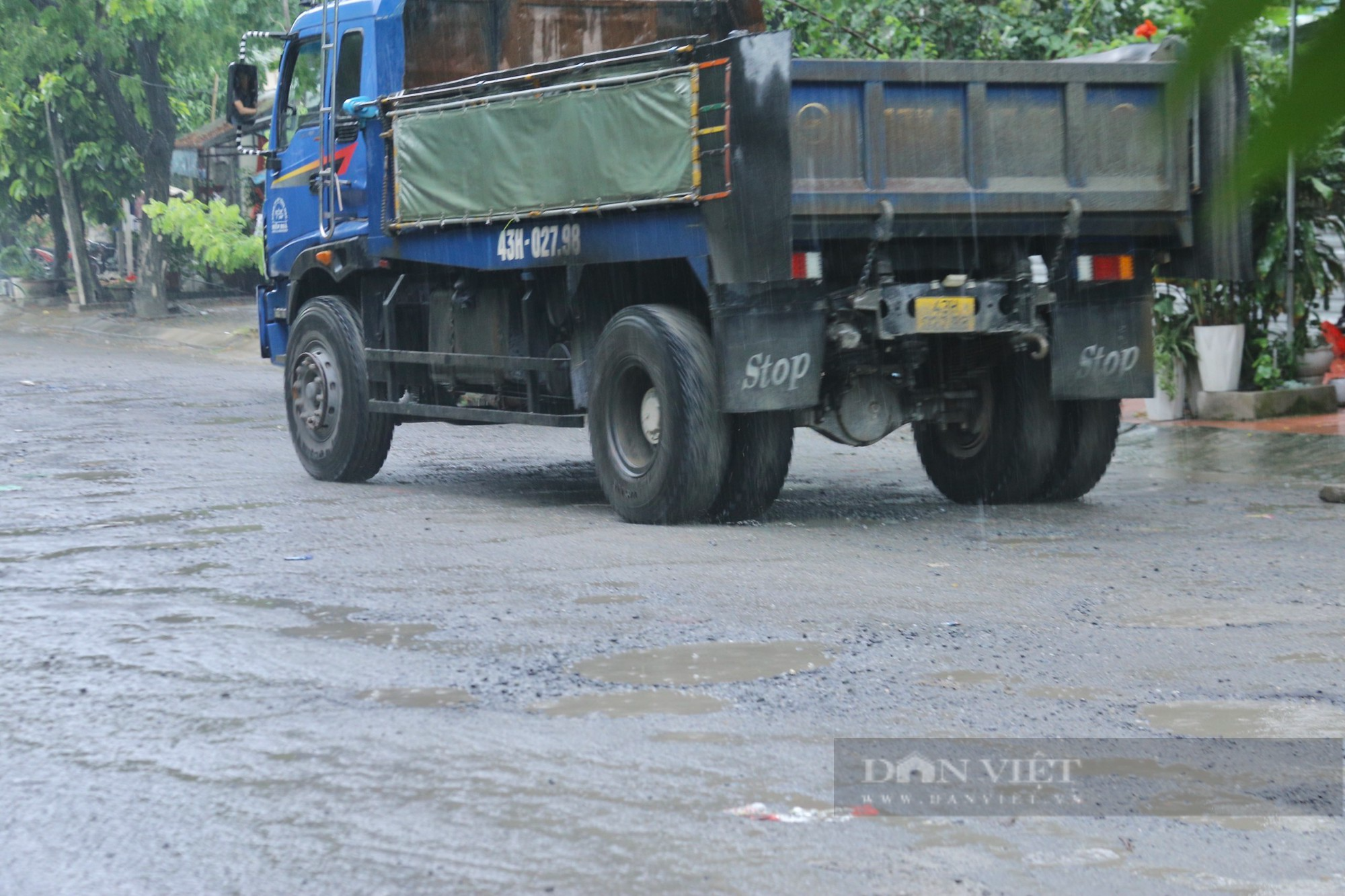 Xe quá tải ngang nhiên chạy vào đường cấm, người dân &quot;chịu trận&quot; - Ảnh 5.