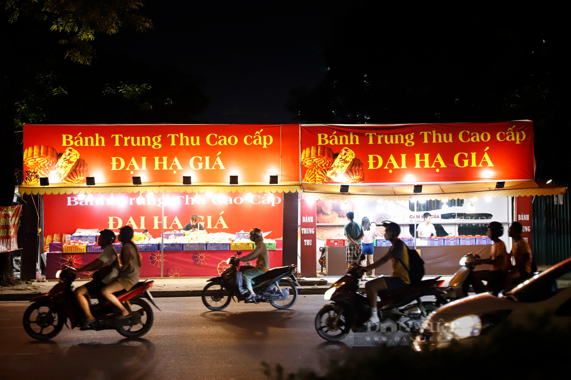 Bánh Trung thu đại hạ giá bán tràn lan vỉa hè Hà Nội với giá chỉ 25.000 đồng - Ảnh 1.