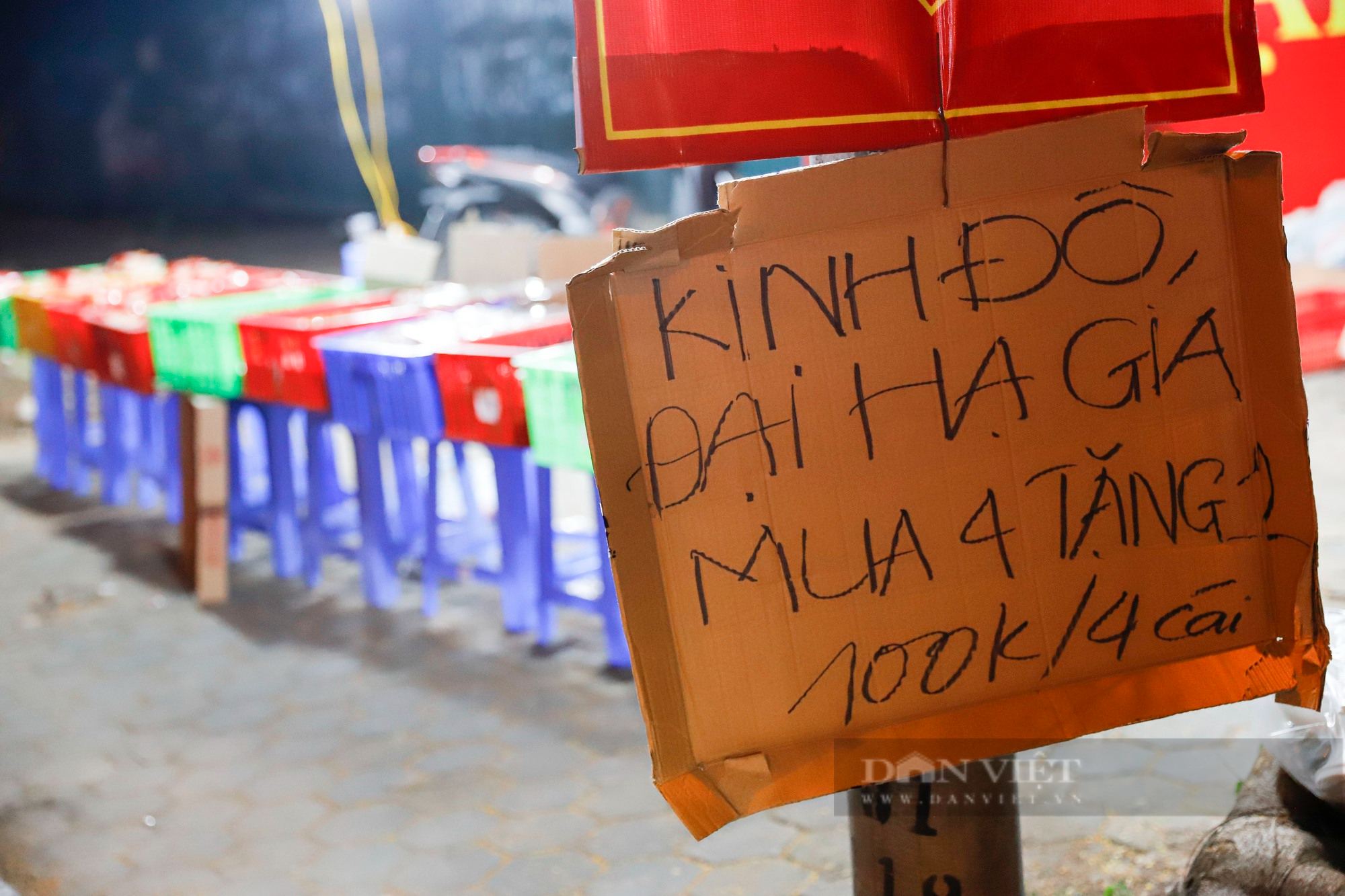 Bánh Trung thu đại hạ giá bán tràn lan vỉa hè Hà Nội với giá chỉ 25.000 đồng - Ảnh 2.