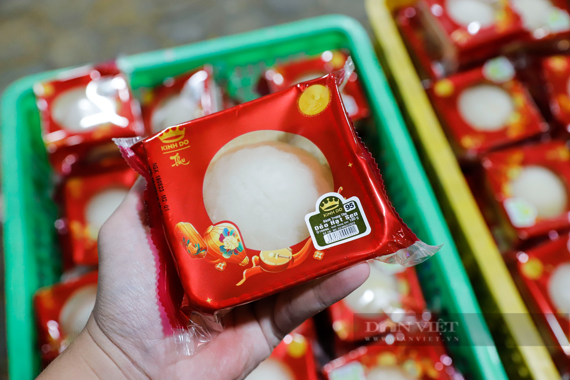 Bánh Trung thu đại hạ giá bán tràn lan vỉa hè Hà Nội với giá chỉ 25.000 đồng - Ảnh 3.