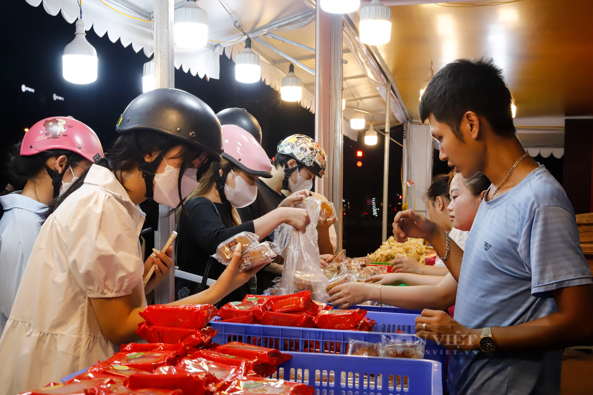 Bánh Trung thu đại hạ giá bán tràn lan vỉa hè Hà Nội với giá chỉ 25.000 đồng - Ảnh 4.