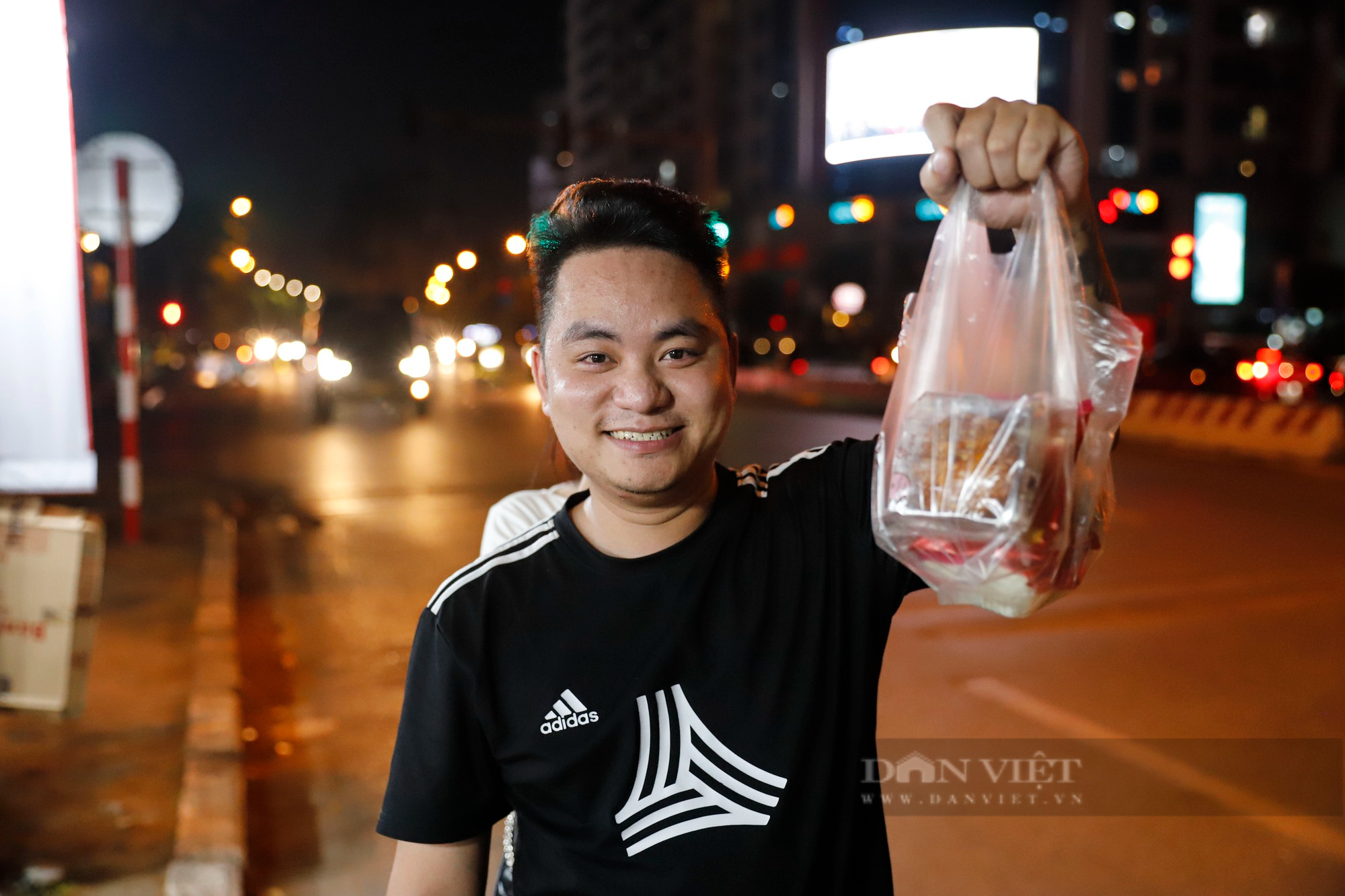 Bánh Trung thu đại hạ giá bán tràn lan vỉa hè Hà Nội với giá chỉ 25.000 đồng - Ảnh 5.