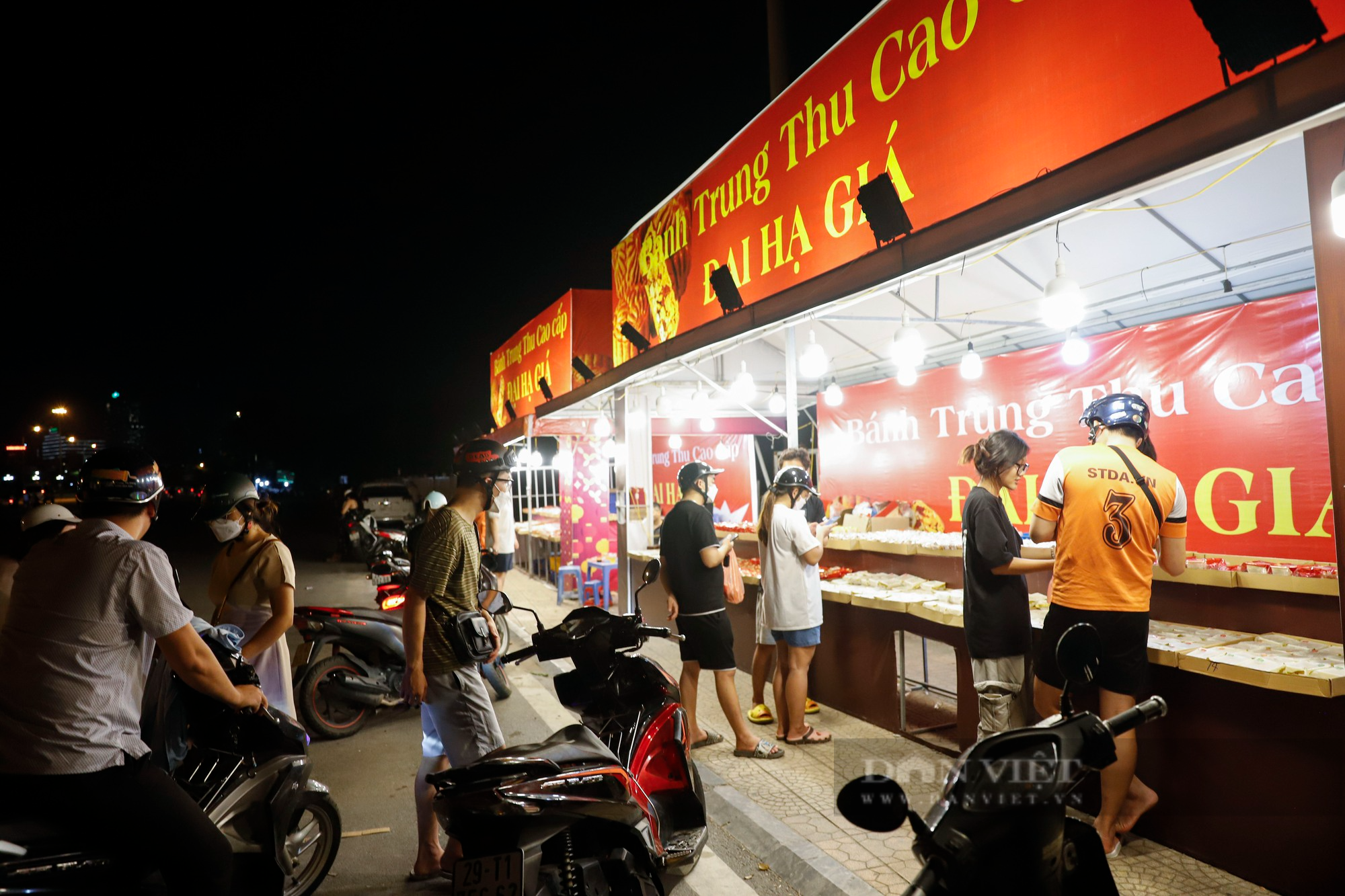 Bánh Trung thu đại hạ giá bán tràn lan vỉa hè Hà Nội với giá chỉ 25.000 đồng - Ảnh 8.
