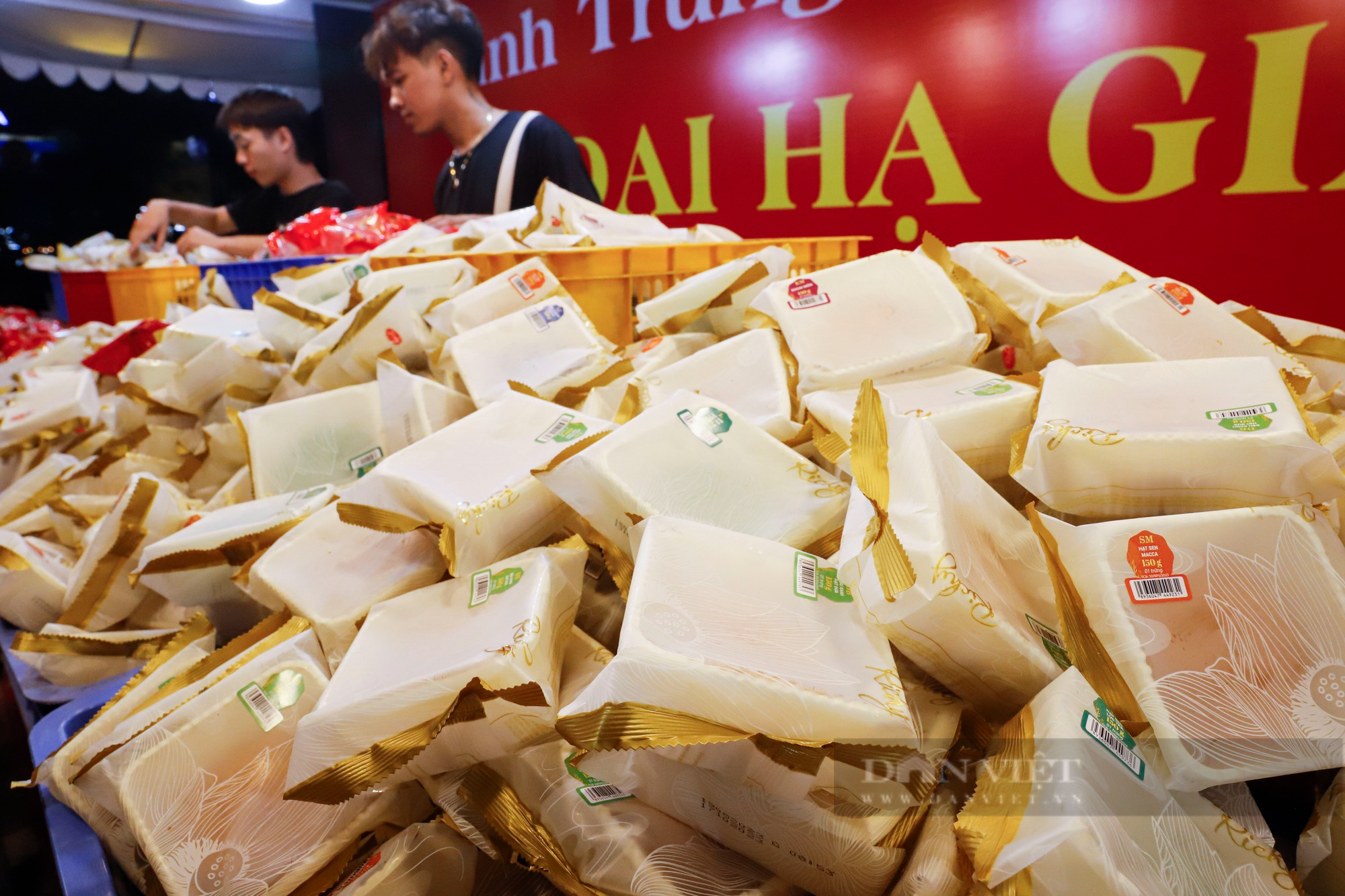 Bánh Trung thu đại hạ giá bán tràn lan vỉa hè Hà Nội với giá chỉ 25.000 đồng - Ảnh 9.