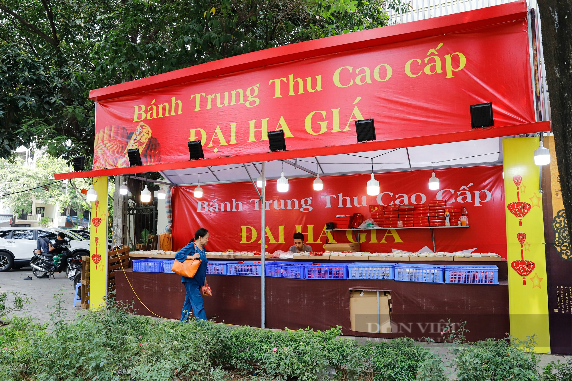 Bánh Trung thu đại hạ giá bán tràn lan vỉa hè Hà Nội với giá chỉ 25.000 đồng - Ảnh 11.