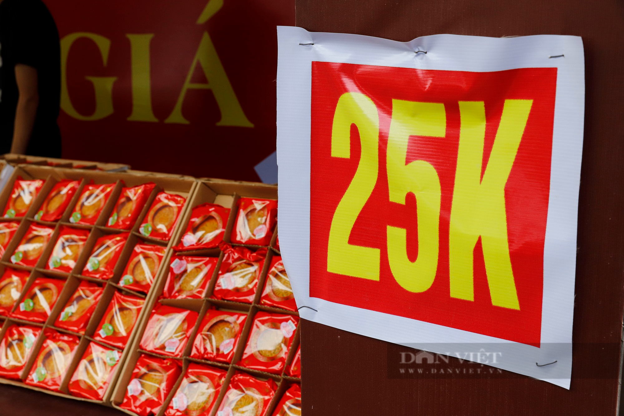 Bánh Trung thu đại hạ giá bán tràn lan vỉa hè Hà Nội với giá chỉ 25.000 đồng - Ảnh 12.