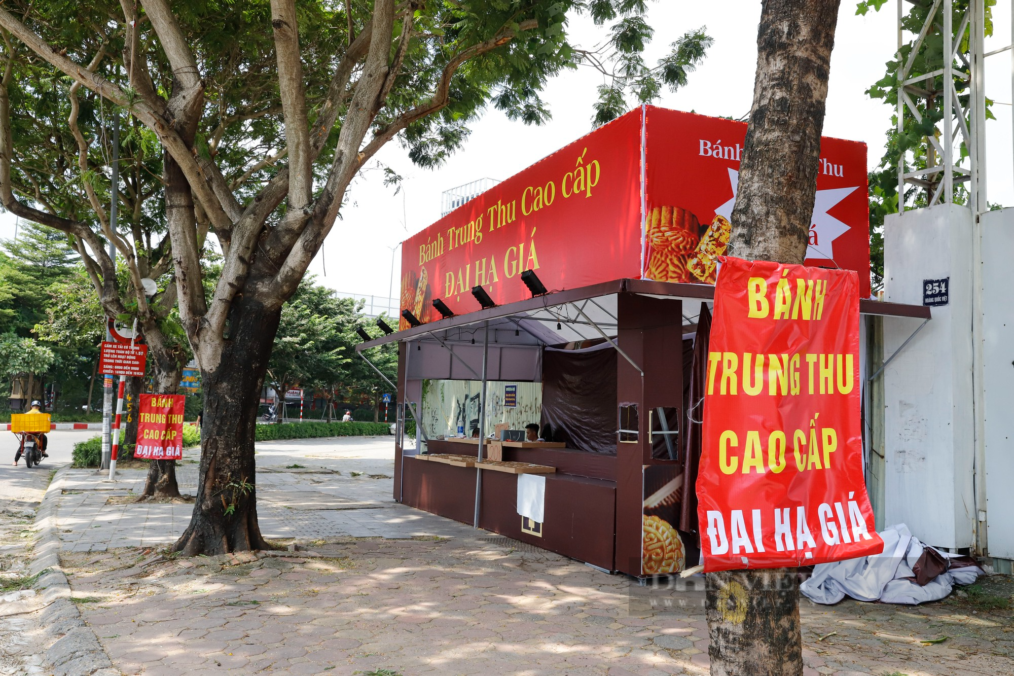 Bánh Trung thu đại hạ giá bán tràn lan vỉa hè Hà Nội với giá chỉ 25.000 đồng - Ảnh 13.