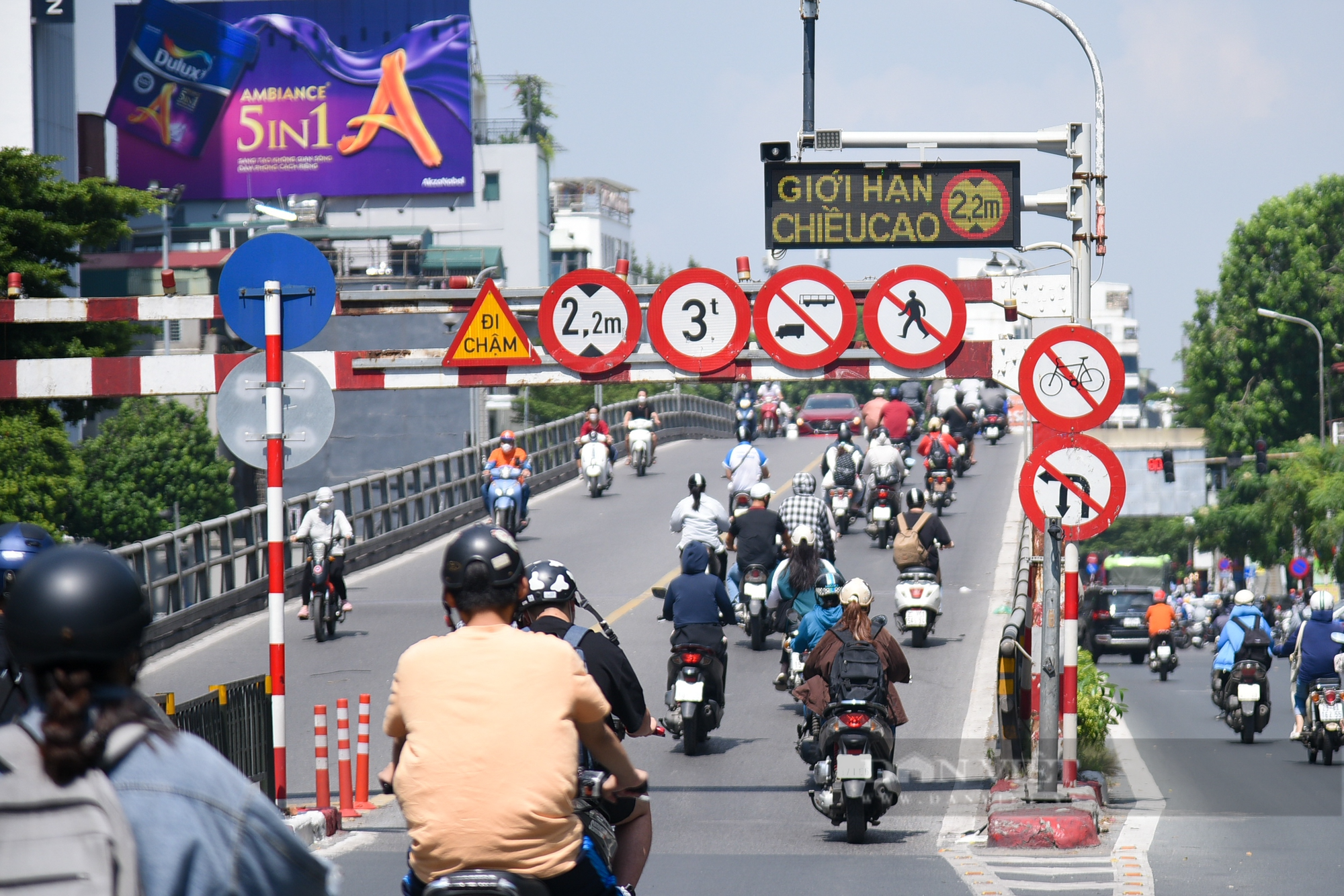 Điểm danh những cây cầu vượt thay đổi tình trạng giao thông nội đô Hà Nội - Ảnh 6.