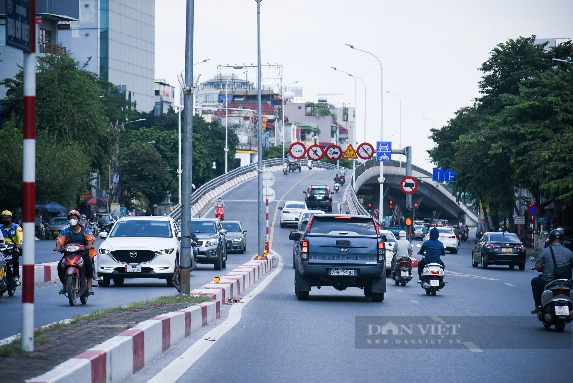 Điểm danh những cây cầu vượt thay đổi tình trạng giao thông nội đô Hà Nội - Ảnh 7.