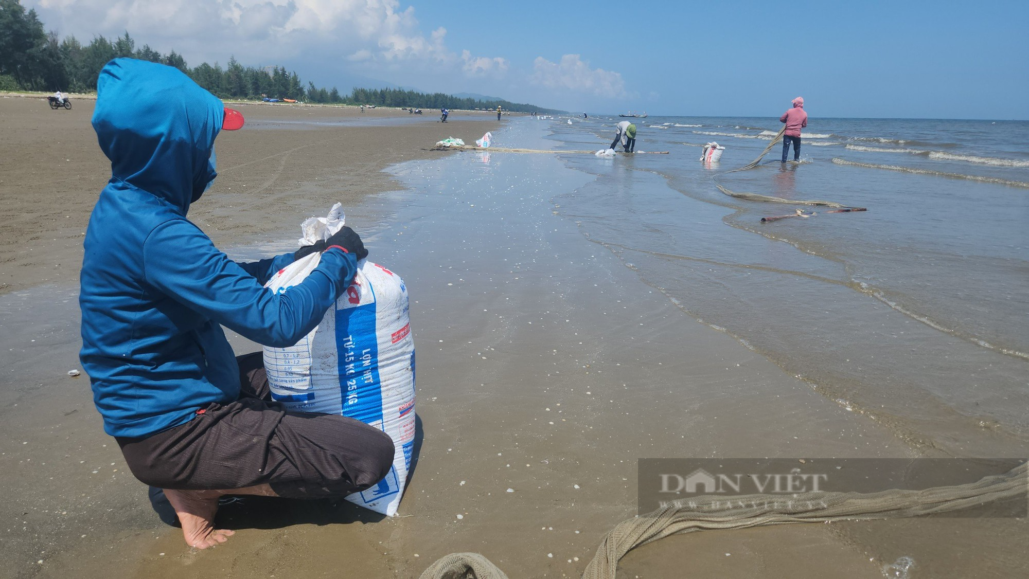 Hà Tĩnh: Hàng trăm người dân đổ xô đi cào “lộc biển”, bỏ túi cả triệu đồng mỗi ngày - Ảnh 15.