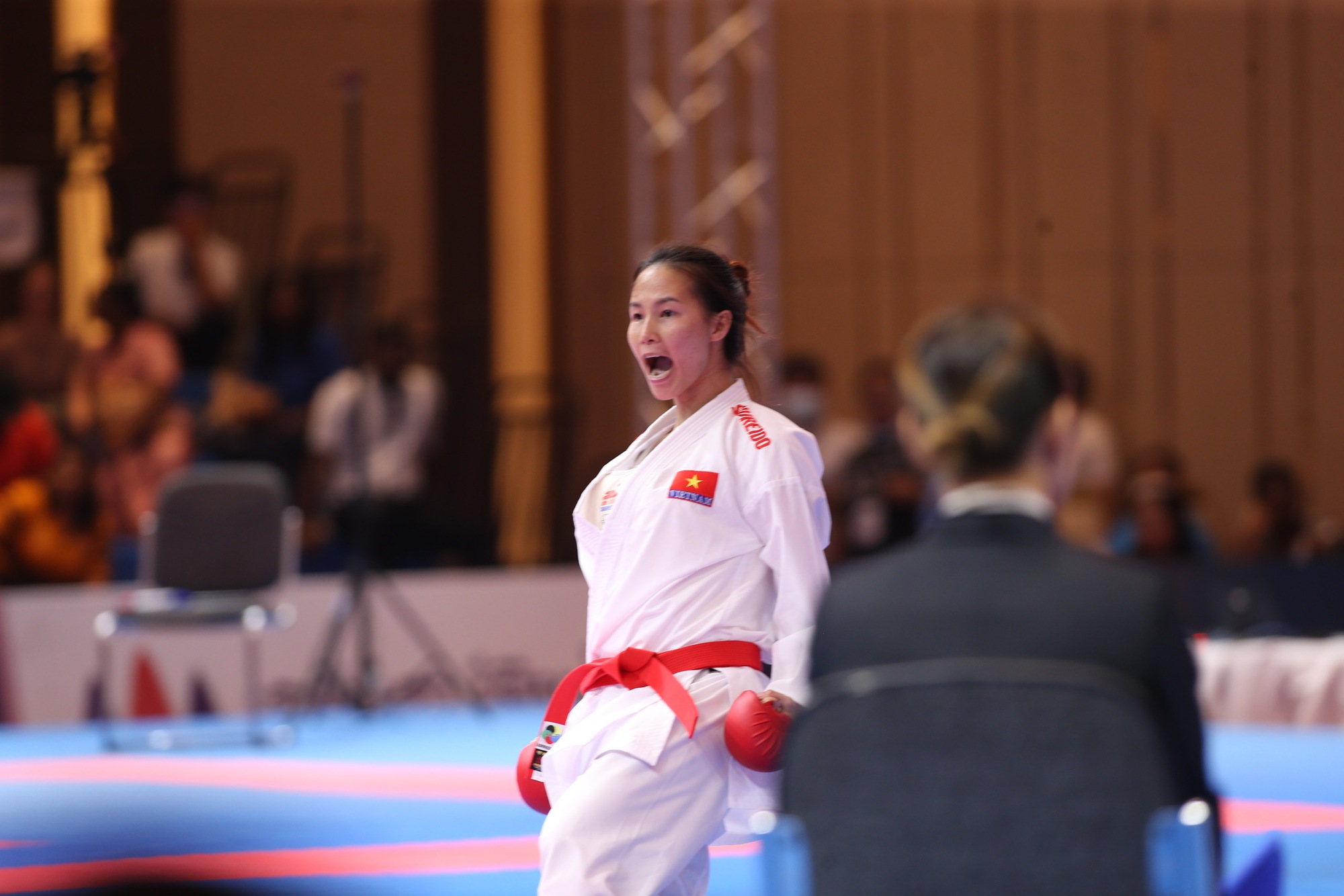 Nữ võ sĩ karate Đinh Thị Hương nén chấn thương &quot;ngược dòng&quot; giành HCĐ ASIAD 2023 - Ảnh 3.