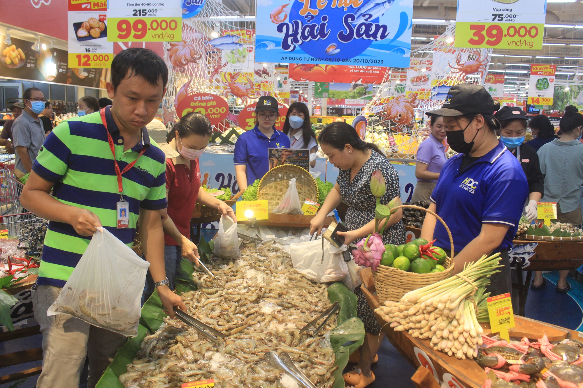 Người Sài Gòn mỏi tay mua cua Cà Mau, tôm sú khổng lồ, hàu Nha Trang giá sốc - Ảnh 10.