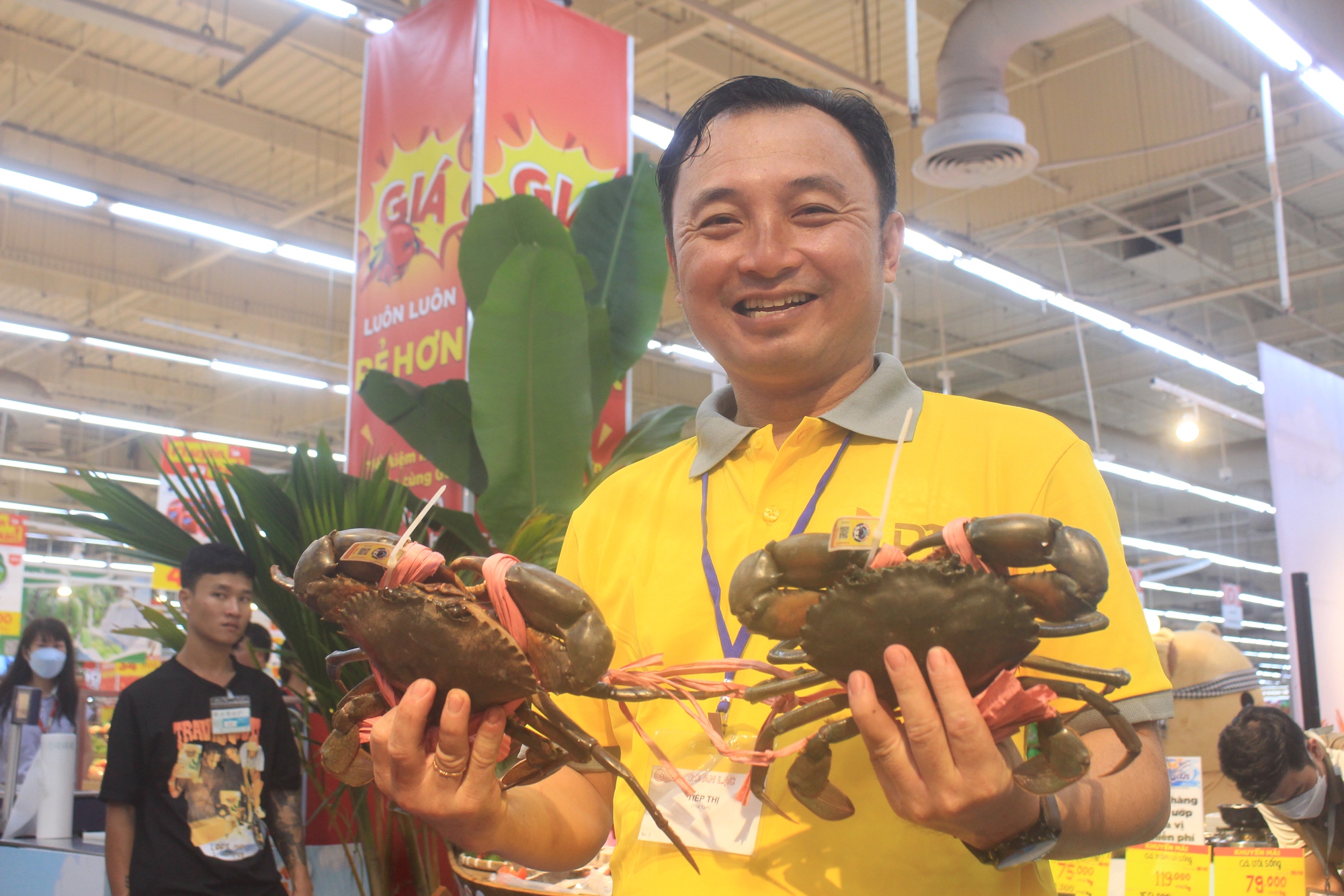 Người Sài Gòn mỏi tay mua cua Cà Mau, tôm sú khổng lồ, hàu Nha Trang giá sốc - Ảnh 3.