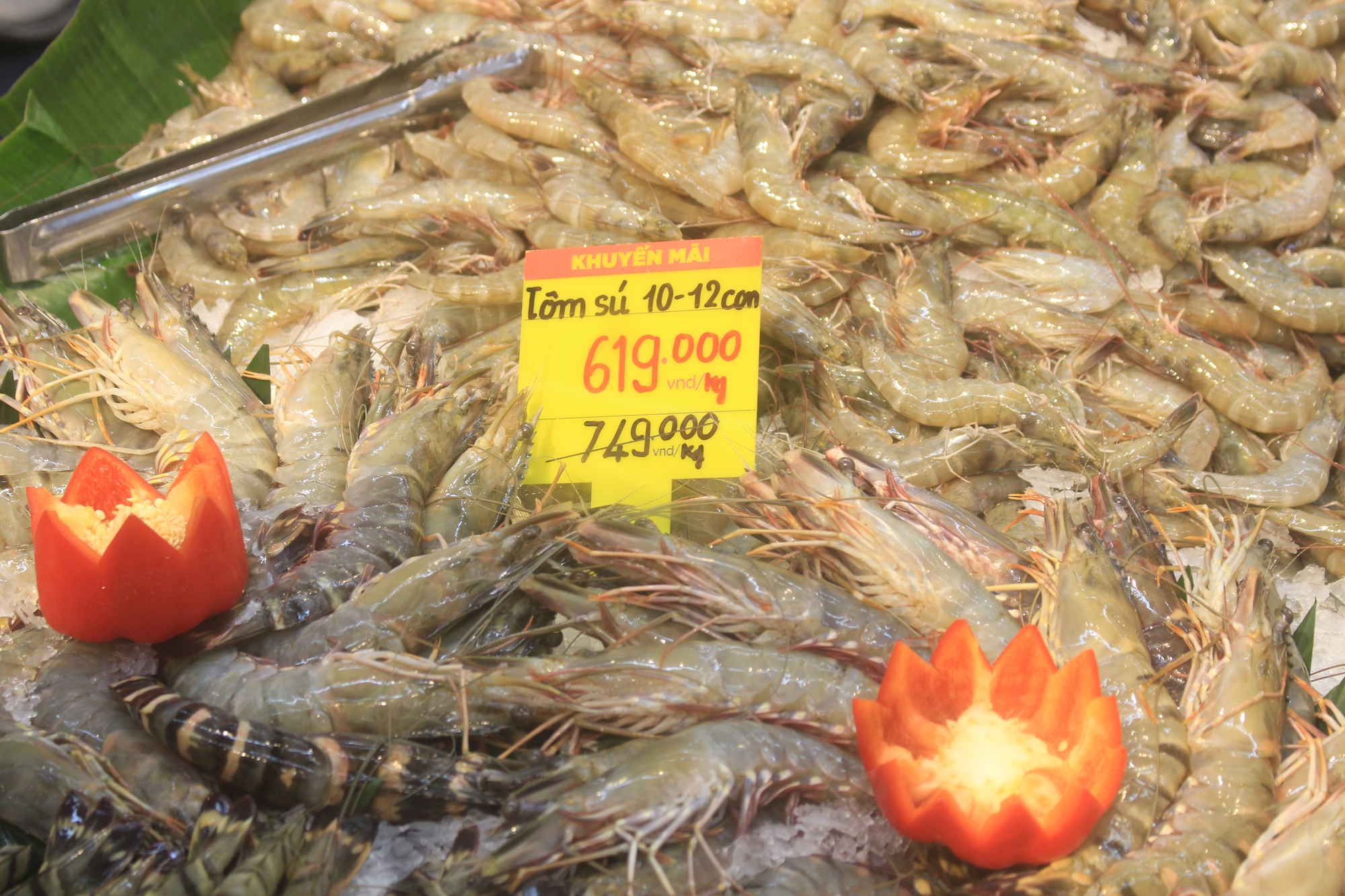 Người Sài Gòn mỏi tay mua cua Cà Mau, tôm sú khổng lồ, hàu Nha Trang giá sốc - Ảnh 5.