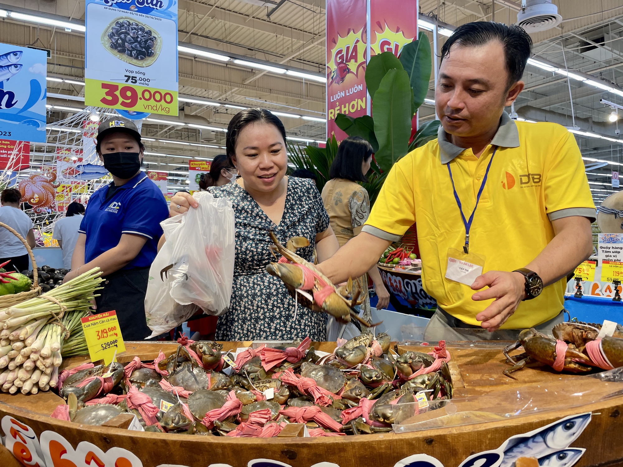 Người Sài Gòn mỏi tay mua cua Cà Mau, tôm sú khổng lồ, hàu Nha Trang giá sốc - Ảnh 2.