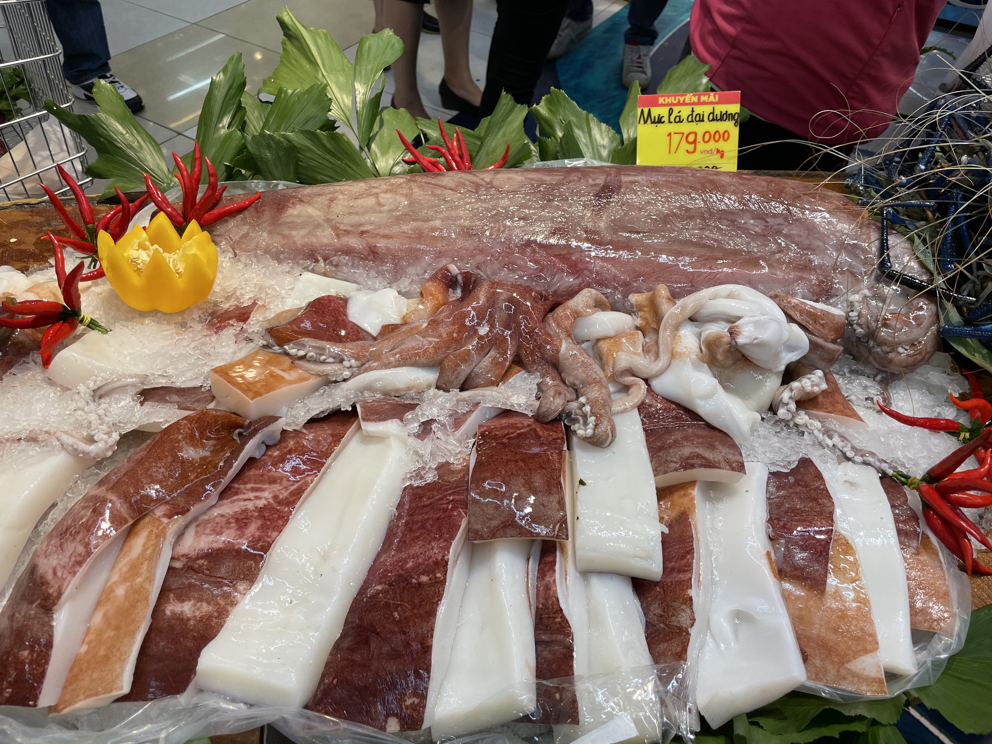 Người Sài Gòn mỏi tay mua cua Cà Mau, tôm sú khổng lồ, hàu Nha Trang giá sốc - Ảnh 8.