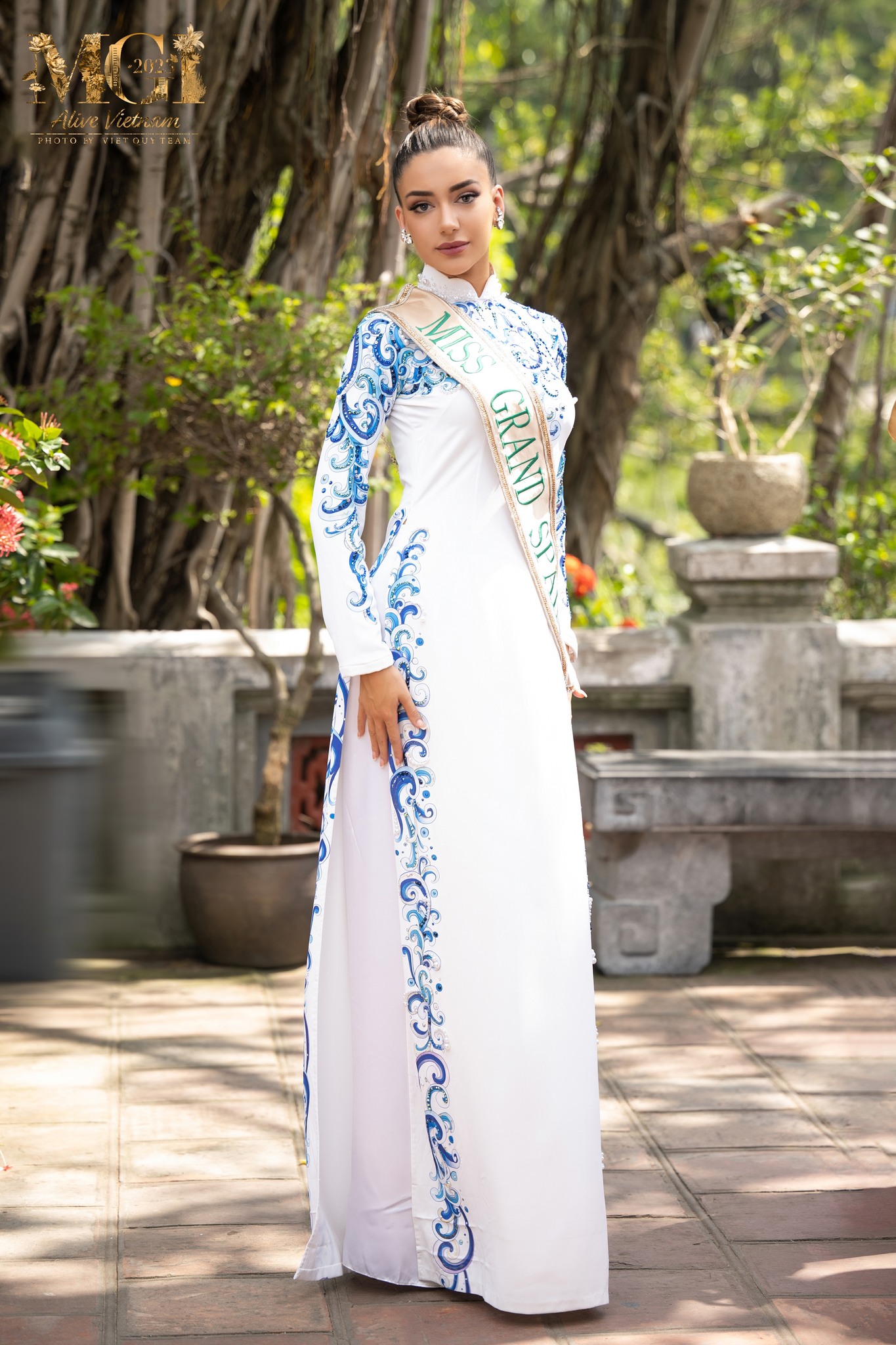 Hoa hậu Lê Hoàng Phương mặc áo dài đẹp tựa nàng thơ giữa dàn đối thủ &quot;đáng gờm&quot; tại Miss Grand International 2023 - Ảnh 5.