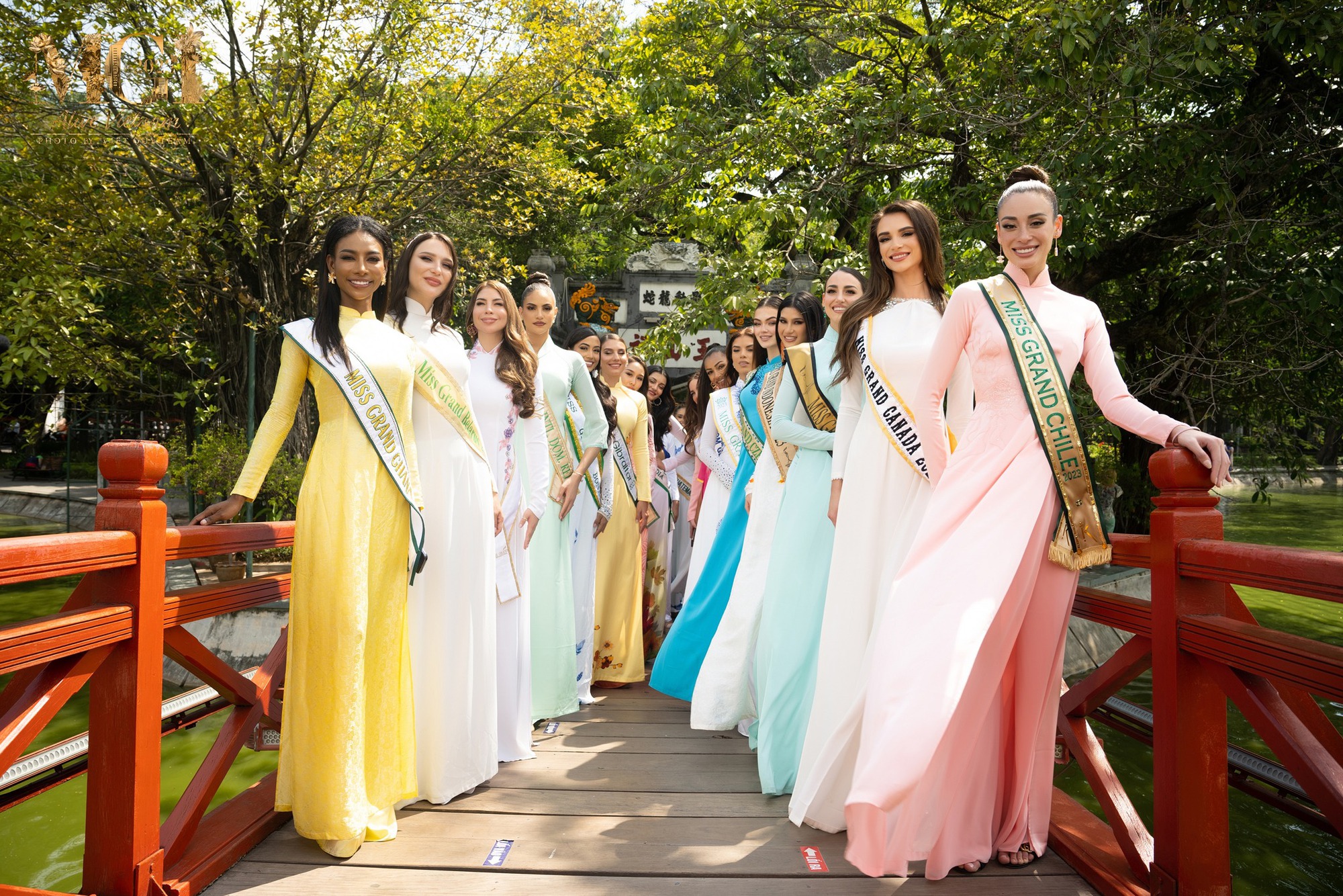 Hoa hậu Lê Hoàng Phương mặc áo dài đẹp tựa nàng thơ giữa dàn đối thủ &quot;đáng gờm&quot; tại Miss Grand International 2023 - Ảnh 7.