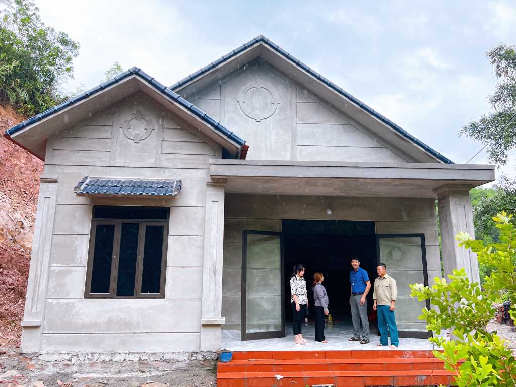 Hộ nghèo, cận nghèo ở Quảng Ninh phấn khởi khi được hỗ trợ xóa nhà tạm, nhà dột nát - Ảnh 1.