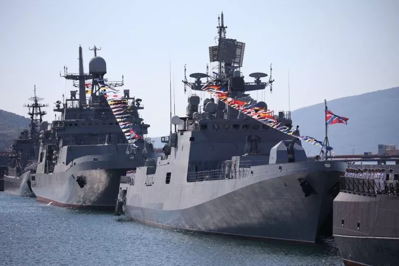 Ảnh vệ tinh phát hiện sốc ở Crimea: Hàng loạt tàu Nga đang lũ lượt tháo chạy khỏi cảng Sevastopol - Ảnh 1.