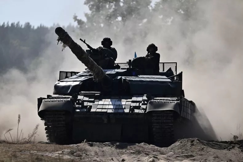 Ukraine tiêu diệt 6 xe tăng Nga trong trận chiến Bakhmut khốc liệt kéo dài suốt 24 giờ - Ảnh 1.