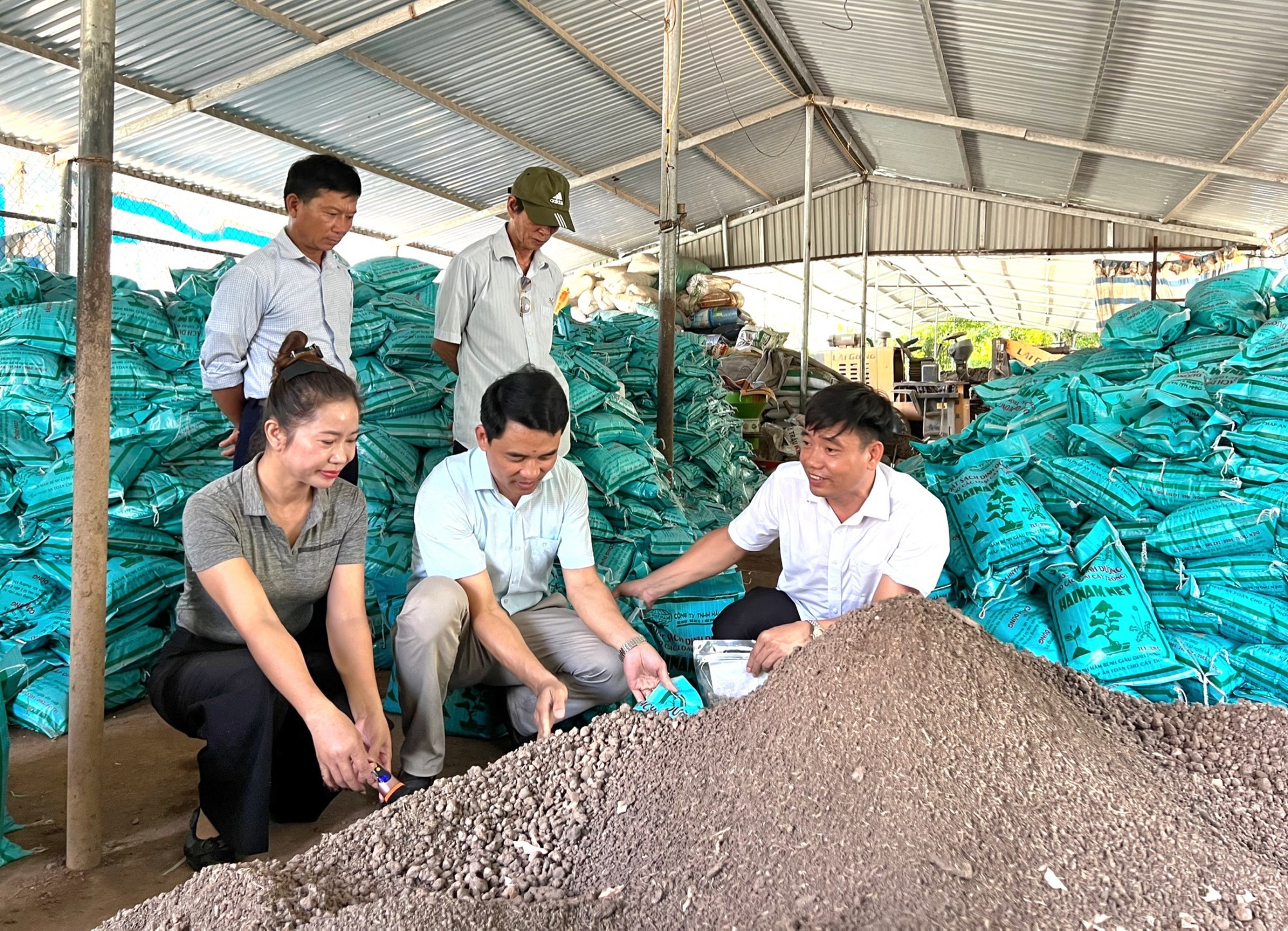 Ninh Bình: Gần 50 cán bộ, hội viên nông dân tham quan các mô hình xử lý rác thải hữu cơ thân thiện môi trường - Ảnh 3.