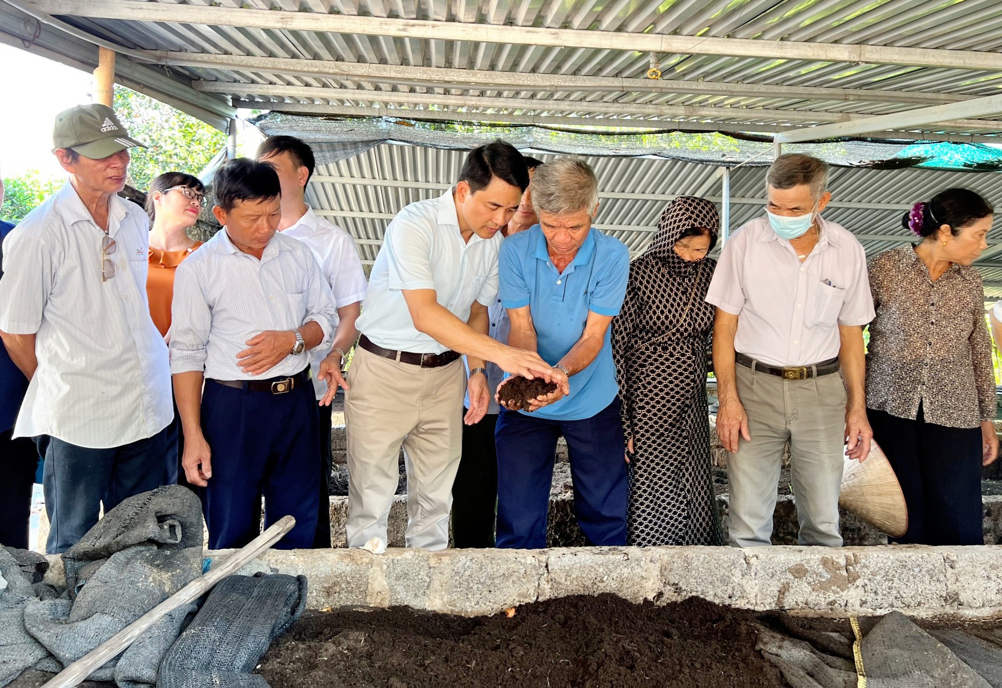 Ninh Bình: Gần 50 cán bộ, hội viên nông dân tham quan các mô hình xử lý rác thải hữu cơ thân thiện môi trường - Ảnh 1.