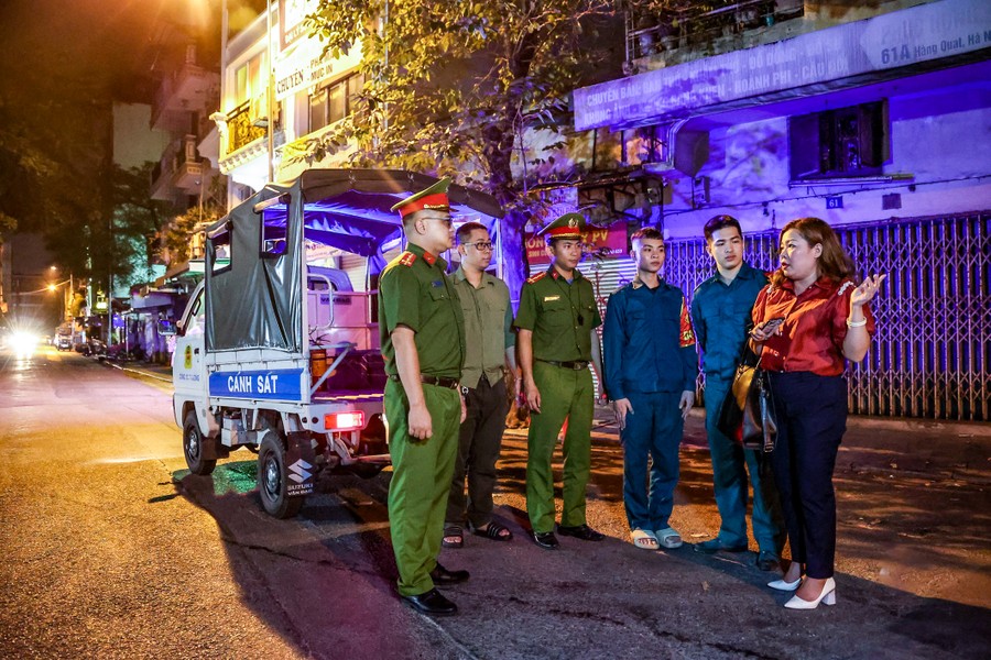 Tổ tuần tra đêm về phòng cháy, chữa cháy đầu tiên ở Hà Nội có gì đặc biệt? - Ảnh 1.