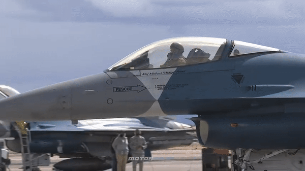 Tiêm kích F-16 của hải quân Mỹ gặp nạn, phi công cố cứu máy bay thay vì nhảy dù - Ảnh 17.